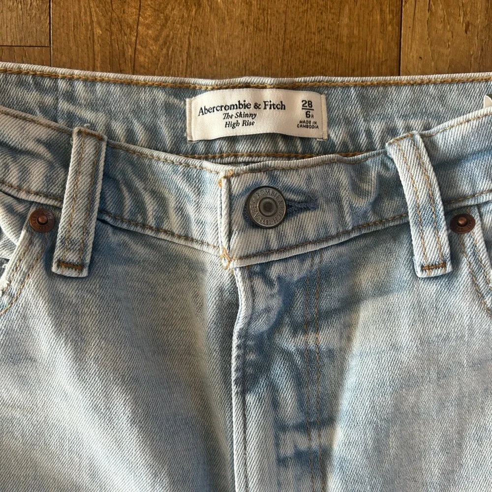 Abercrombie & Fitch High Rise Skinny Jeans 28/6R NWT Light Wash Distressed - Picture 6 of 10